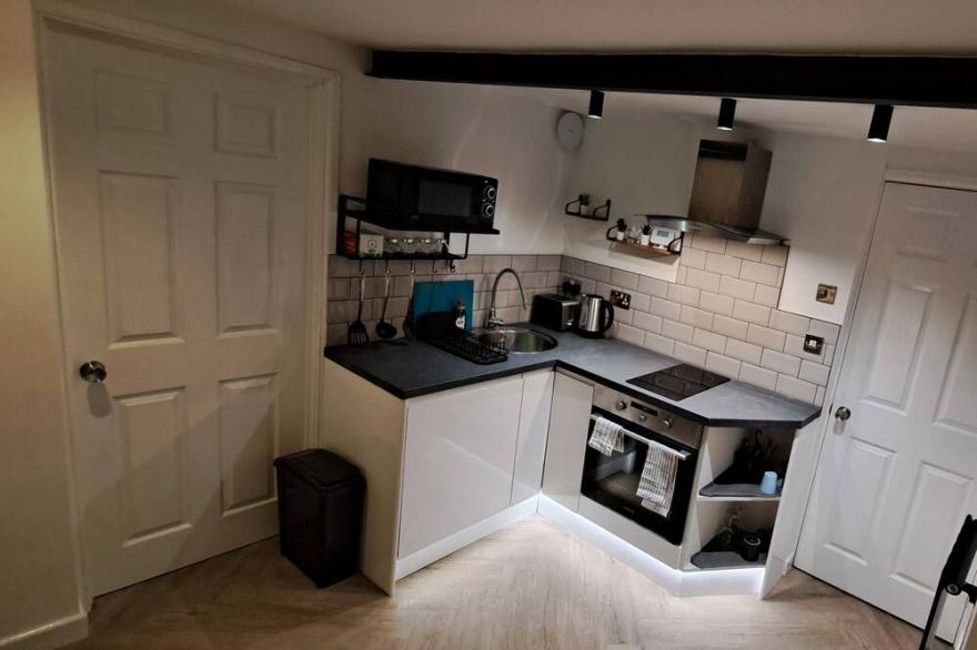 1 BED Apartment, Close TO City Centre AND Local Restaurant AND Shops