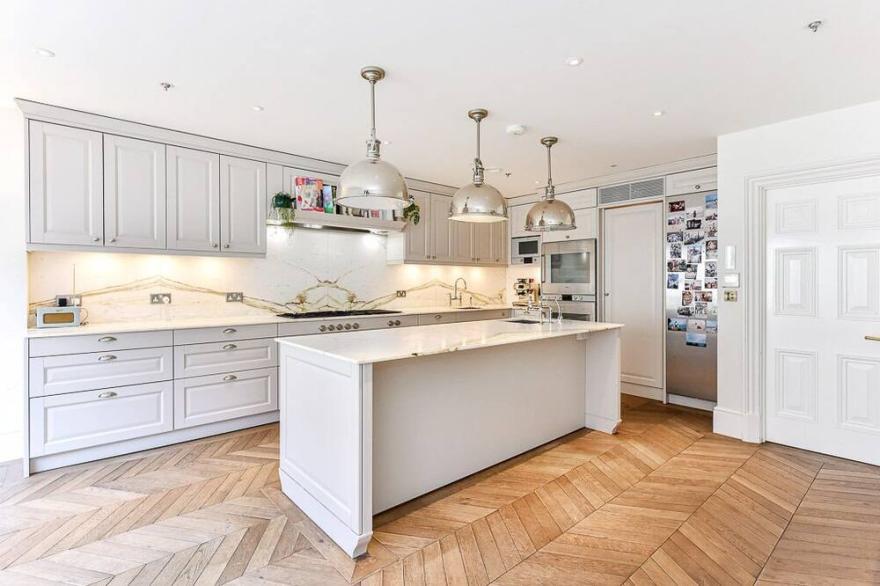 Expansive and Very Stylish Chelsea Townhouse Just off the Kings Road