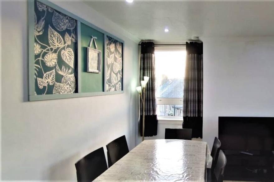 3 bedroom apt. Virgin internet 100 Mbps, Virgin Tv, Netflix and free parking
