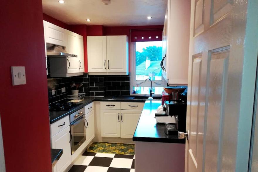 3 bedroom apt. Virgin internet 100 Mbps, Virgin Tv, Netflix and free parking