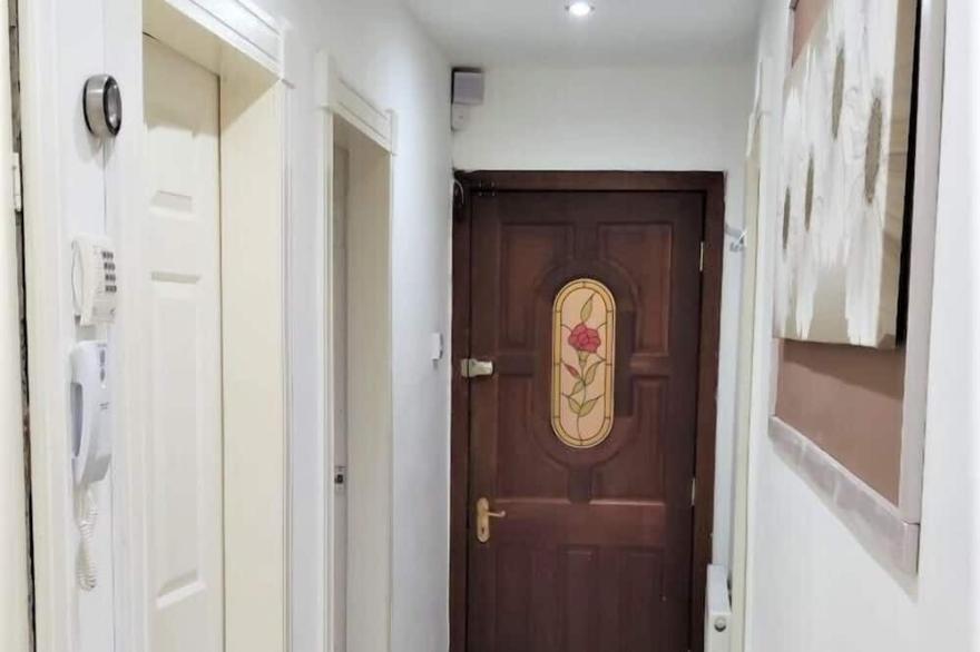 3 bedroom apt. Virgin internet 100 Mbps, Virgin Tv, Netflix and free parking