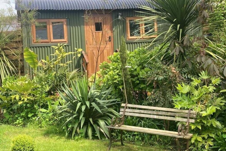 Romantic Shepherds hut not far From the Beach