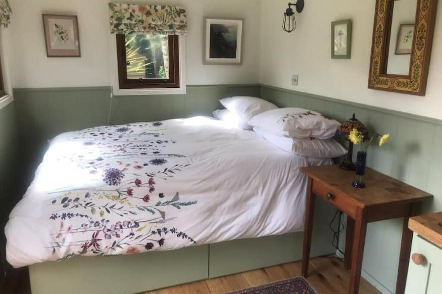 Romantic Shepherds hut not far From the Beach