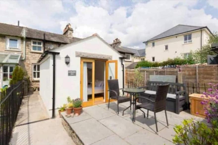 NEW! Cosy 3 bed, 2 bathroom period cottage+private parking+garden