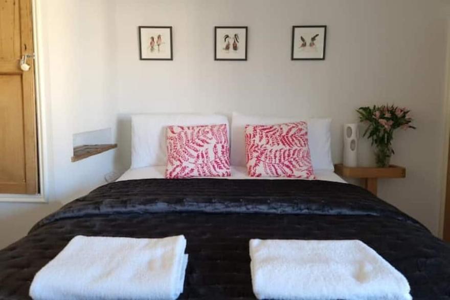 NEW! Cosy 3 bed, 2 bathroom period cottage+private parking+garden