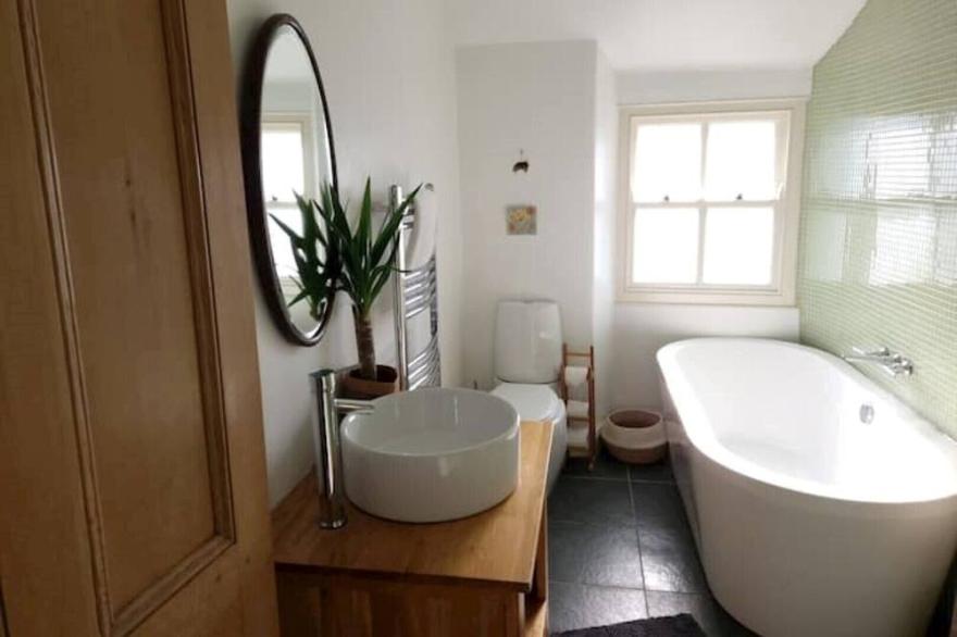 NEW! Cosy 3 bed, 2 bathroom period cottage+private parking+garden