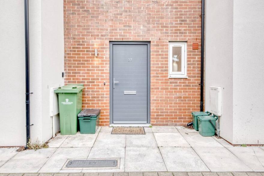 Cosy and Modern 2 Bedroom Home - 5 Mins From the Town Centre