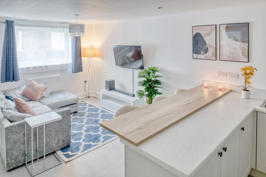 Cosy and Modern 2 Bedroom Home - 5 Mins From the Town Centre