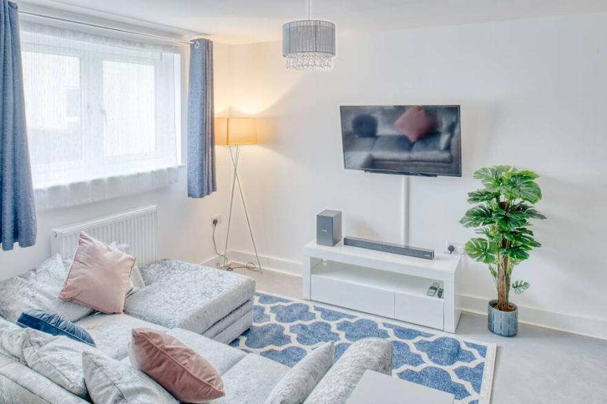 Cosy and Modern 2 Bedroom Home - 5 Mins From the Town Centre