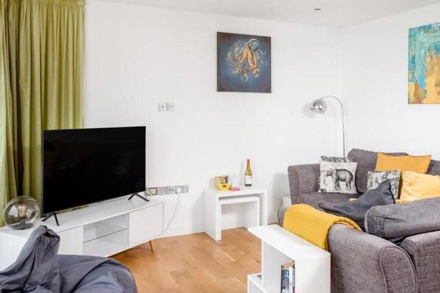 Comfortable Modern Cliff-top Apartment With Stunning sea Views