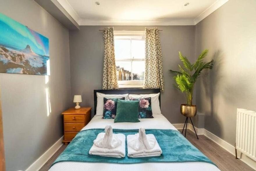 Stylish and Contemporary 3bdr with roof terrace