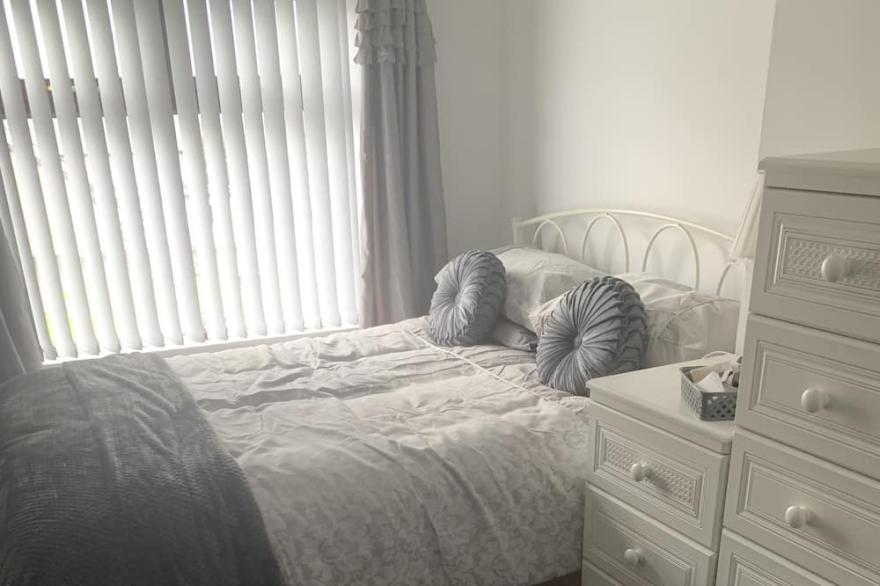 Beautiful 2-Bed House in Larne with free parking