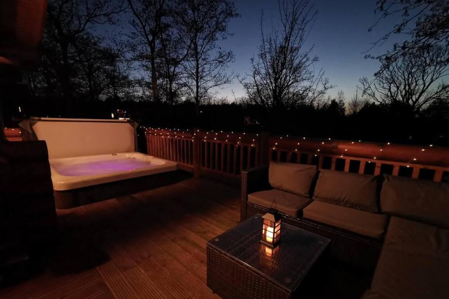 Starlight Log Cabin - With Hot Tub and Lake View