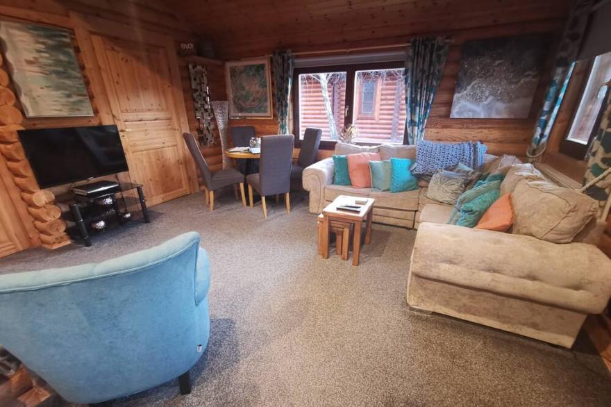 Starlight Log Cabin - With Hot Tub and Lake View