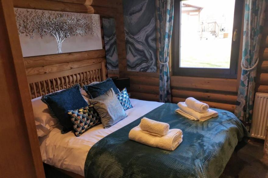 Starlight Log Cabin - With Hot Tub and Lake View