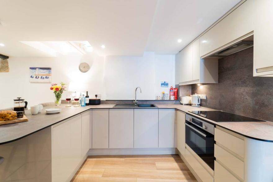 The Boathouse – Central St Ives – Sleeps 4 – Dog Friendly