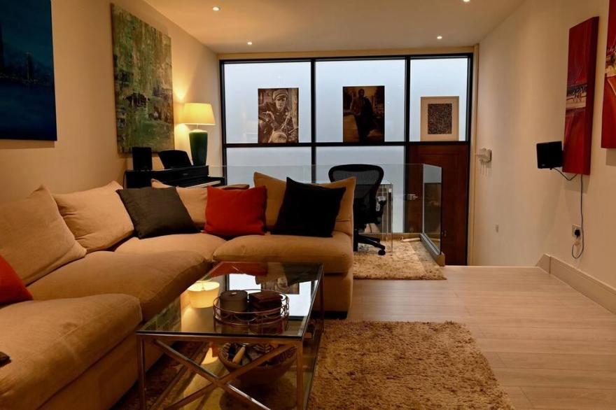 Stylish 2-bed, 2-bath Flat