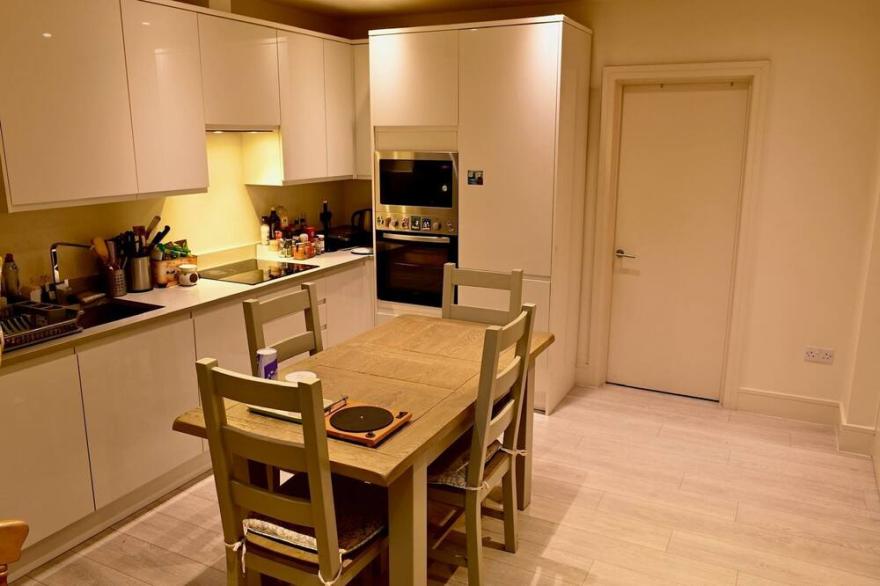 Stylish 2-bed, 2-bath Flat