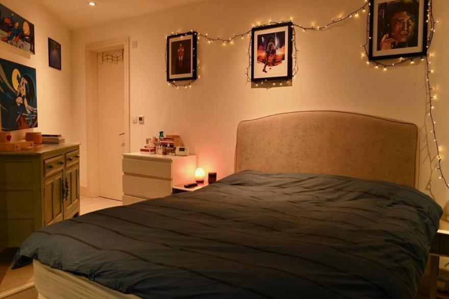 Stylish 2-bed, 2-bath Flat