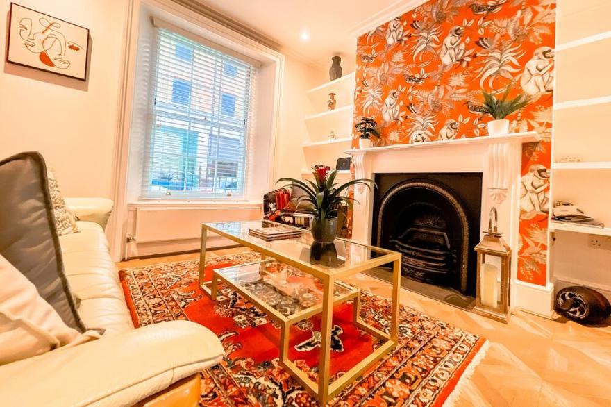 Beautiful & Historic Victoria 3BRs Retreat with AC