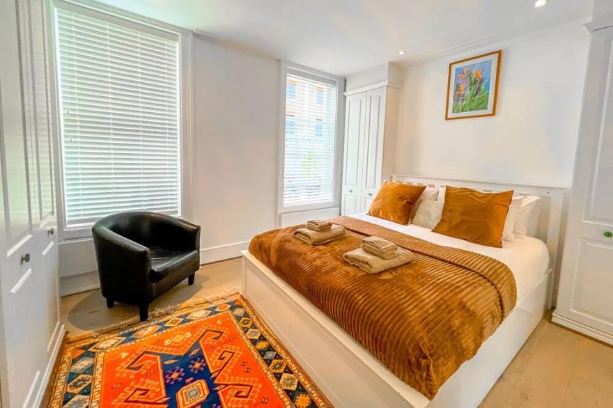 Beautiful & Historic Victoria 3BRs Retreat with AC