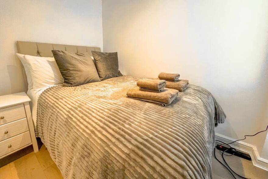 Beautiful & Historic Victoria 3BRs Retreat with AC