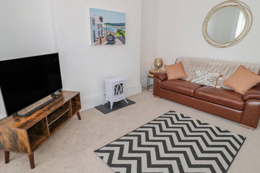 LLEWELYN APARTMENT, country holiday cottage in Llandudno