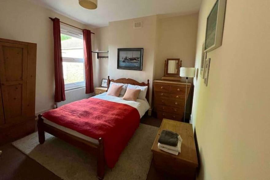 Spacious Bright 2-bed Flat in Victorian House Next