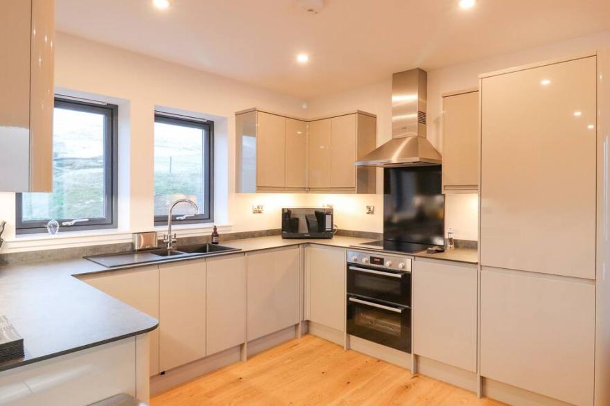 ONE SEA, pet friendly, country holiday cottage in Leverburgh
