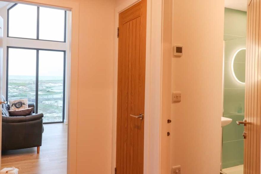 ONE SEA, pet friendly, country holiday cottage in Leverburgh