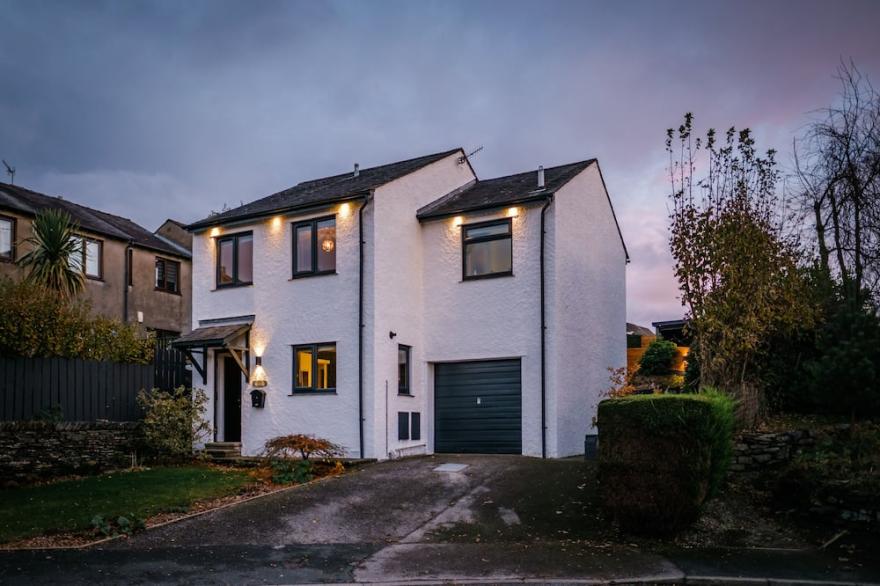 Rockside- Luxury 3 bedroom home with hot tub, central, parking, pet friendly