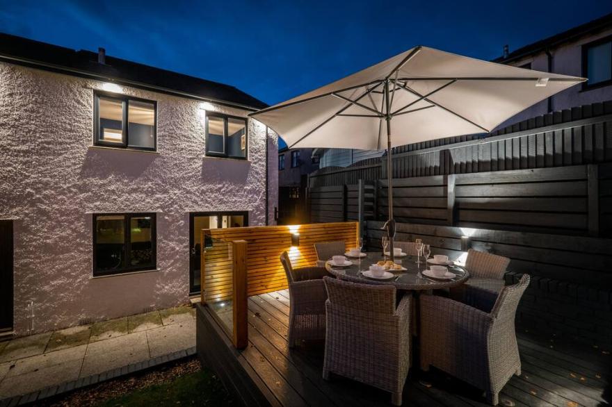 Rockside- Luxury 3 bedroom home with hot tub, central, parking, pet friendly