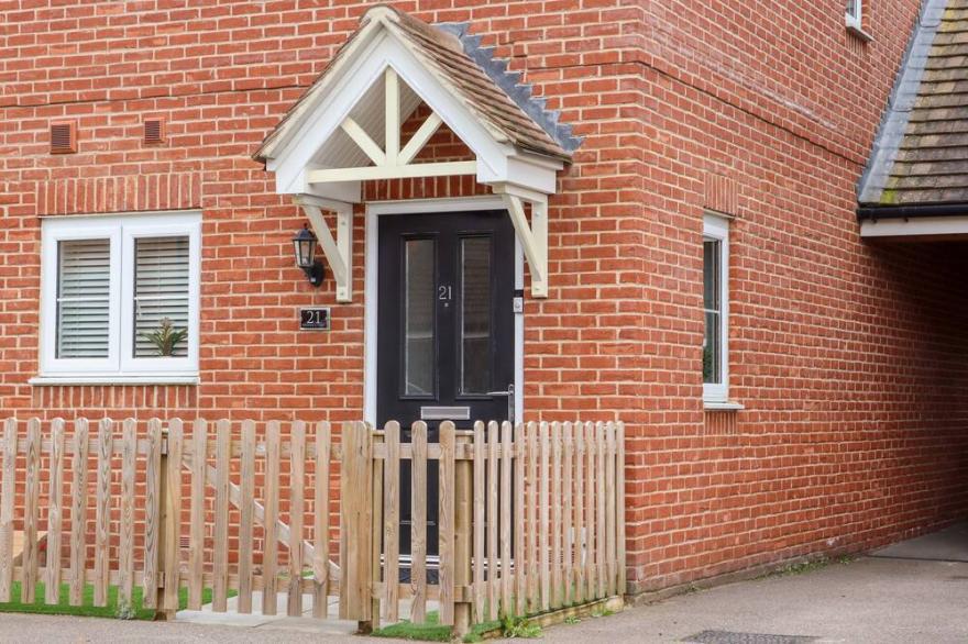 BRIDGEFIELD HOUSE, pet friendly, country holiday cottage in Ashford