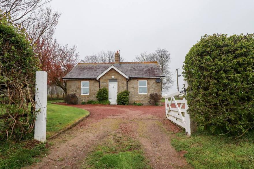 THE COTTAGE AT GLORORUM, pet friendly, with open fire in Bamburgh