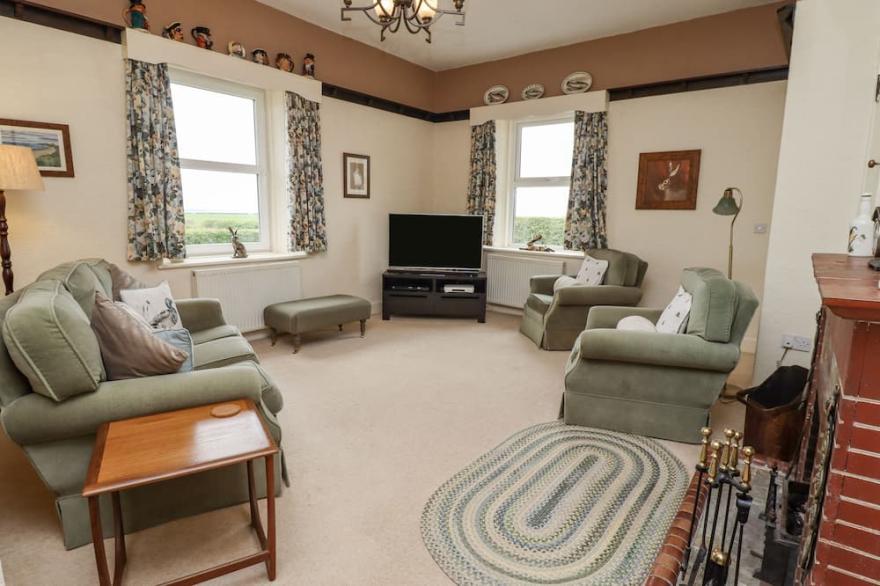 THE COTTAGE AT GLORORUM, pet friendly, with open fire in Bamburgh