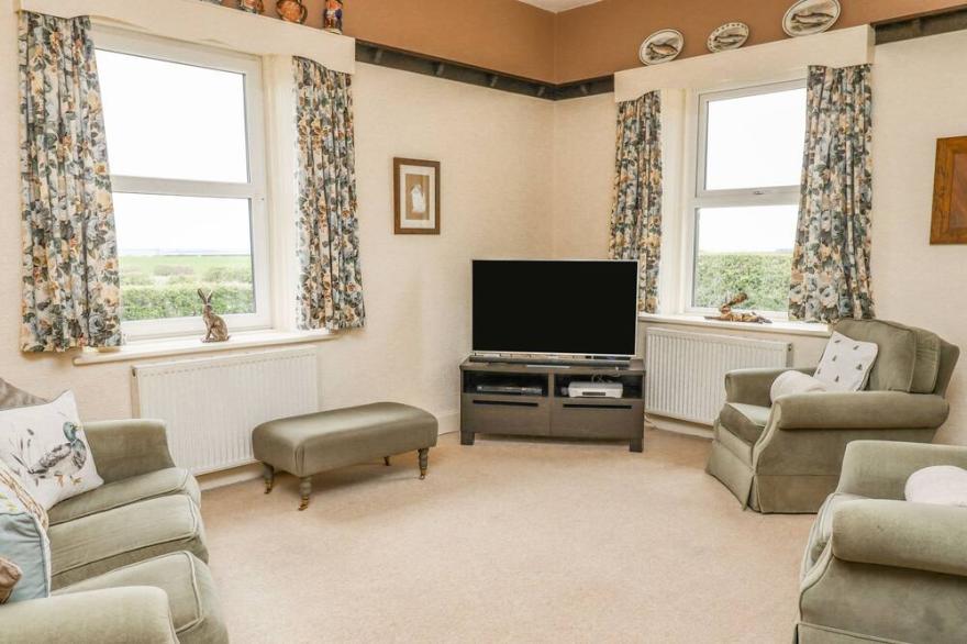 THE COTTAGE AT GLORORUM, pet friendly, with open fire in Bamburgh