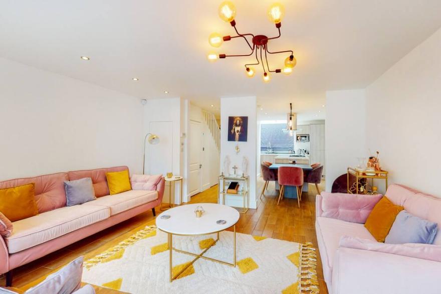 Stunning 3 Bedroom Maisonette in Shepherd's Bush