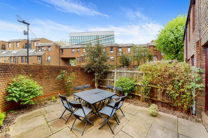 Stunning 3 Bedroom Maisonette in Shepherd's Bush