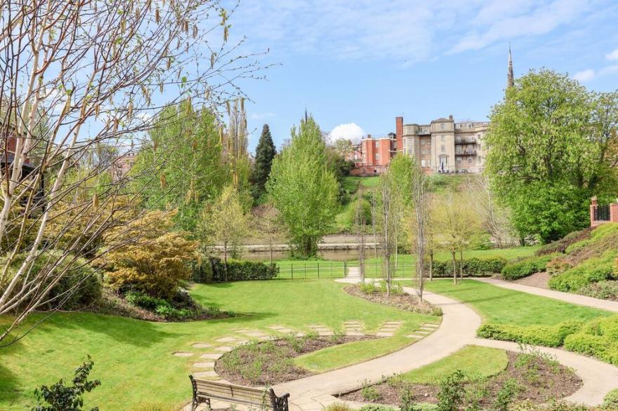 122 THE OLD MEADOW, family friendly, with a garden in Shrewsbury