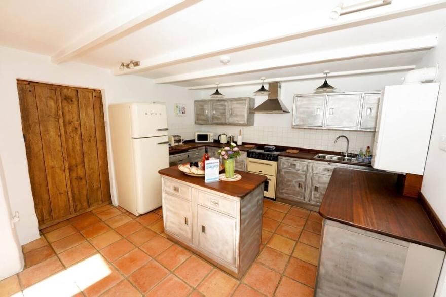 Porthcothan Mill Cottage - a cottage that sleeps 6 guests  in 3 bedrooms