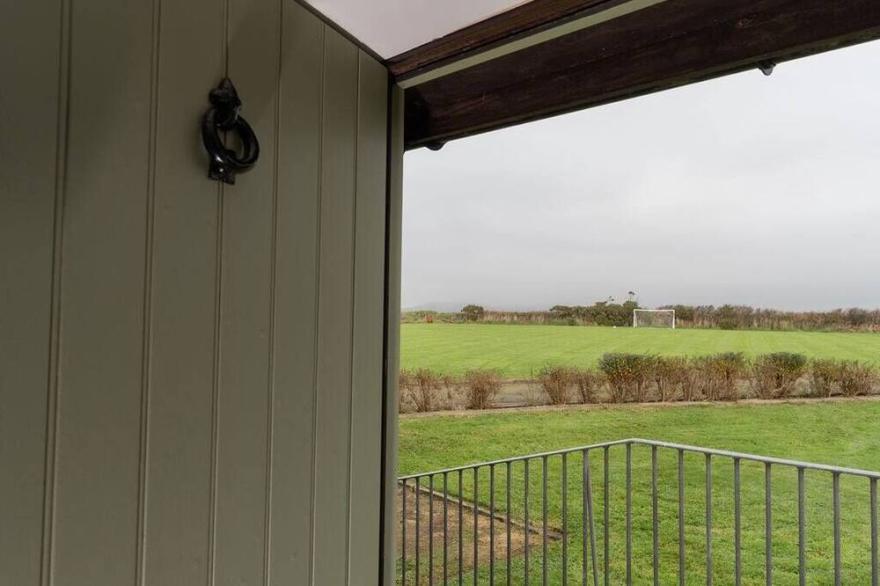 Cosy barn, walk to 3 beaches