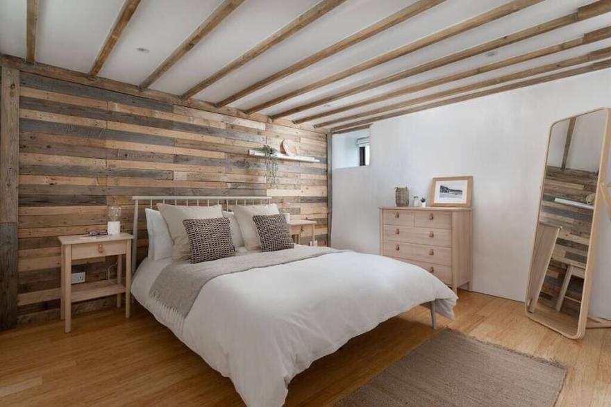 Cosy barn, walk to 3 beaches