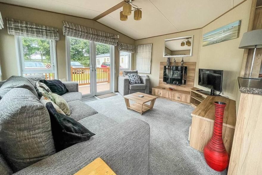 Beautiful 6 berth caravan at Breydon Water Holiday Park in Norfolk ref 10015CW