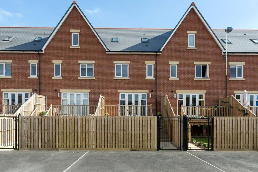 Serene Sands - sea facing 3 bedroom charming townhouse and garden