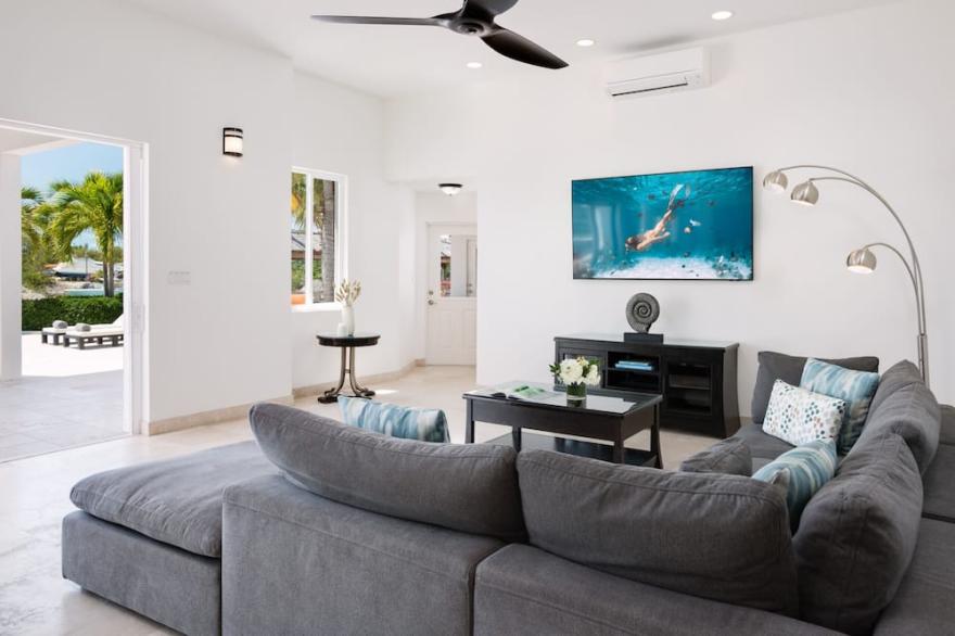 Byculla 4 BR Villa - Canal Front