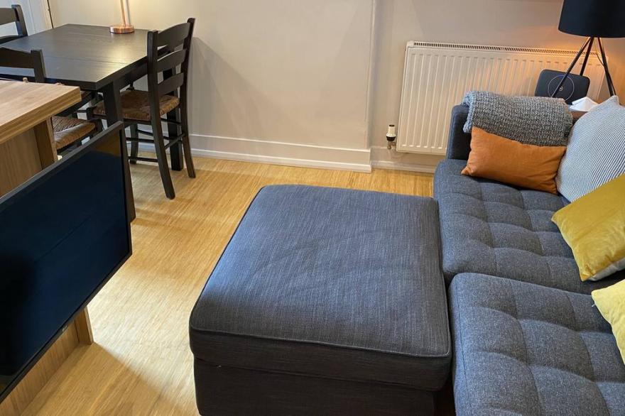 Stylish 2 Bedroom Apartment near the Meadows