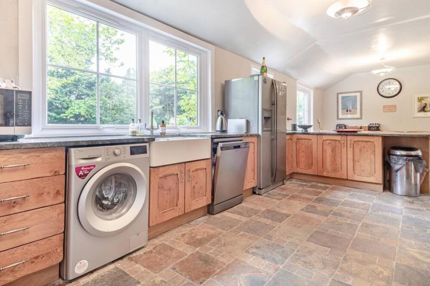 6 bedroom accommodation in Swanton Novers
