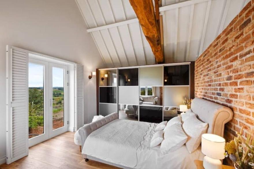 Luxury barn conversion with hot tub (sleeps 10)