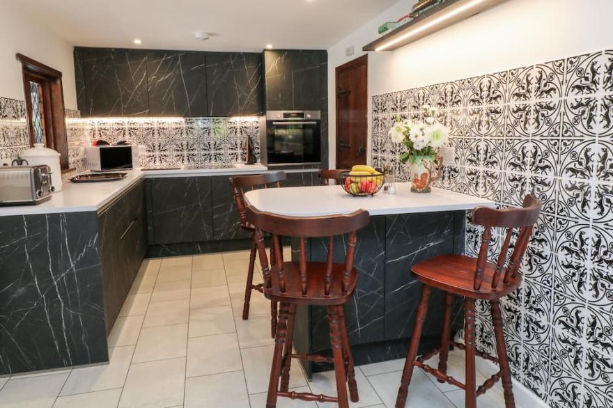 KELLACOTT COTTAGE, character holiday cottage, with a garden in Lifton