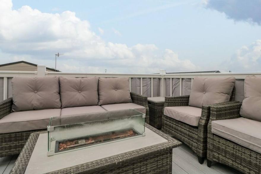 BEECH 4, pet friendly, country holiday cottage in Cayton